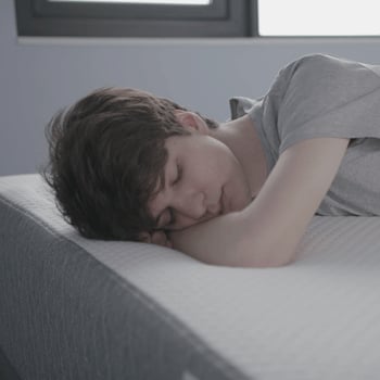 鬼床床垫平均重量的睡眠者